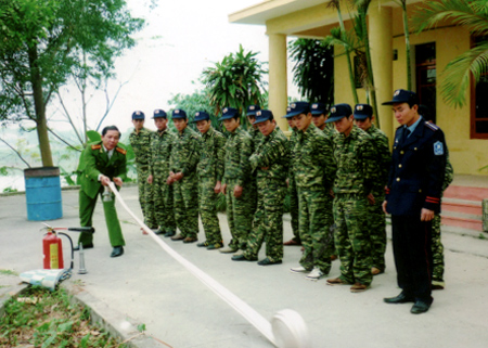 Nhân viên bảo vệ Công ty Đại An được huấn luyện nghiệp vụ phòng cháy chữa cháy.
