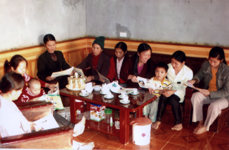 Chị chuyển (người thứ 4 từ trái sang) trực tiếp tư vấn kiến thức SKSS/KHHGĐ cho chị em trong độ tuổi sinh đẻ.
