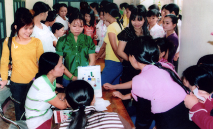 Cán bộ y tế thôn tư vấn các biện pháp tránh thai cho phụ nữ độ tuổi sinh đẻ ở xã Quy Mông, Trấn Yên. Ảnh Hà Linh