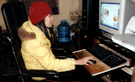 Vợ chồng Dung - Tiến thường xuyên liên lạc với nhau qua Internet.
