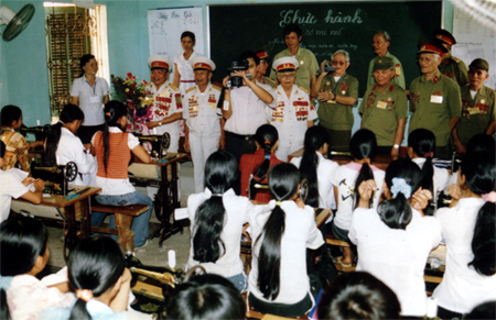 Đoàn đại biểu cựu chiến binh Hà Nội thăm và tuyên truyền giáo dục truyền thống yêu nước cho học viên Trung tâm dạy nghề Văn Yên.