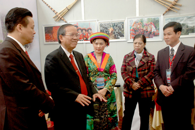 Phó Thủ tướng Chính phủ Trương Vĩnh Trọng trao đổi với các đại biểu tham dự Diễn đàn.