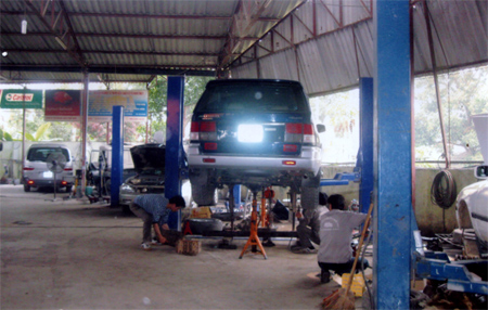 Xưởng sửa chữa ô tô của gia đình bà Nguyễn Thị Thúy ở (phường Nguyễn Thái Học) tạo việc làm, thu nhập ổn định cho 20 lao động.
