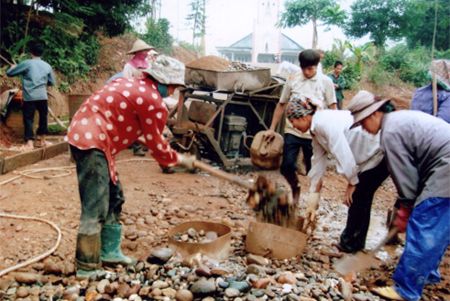 Nhân dân thôn 5, xã Mậu Đông tham gia làm đường giao thông.
