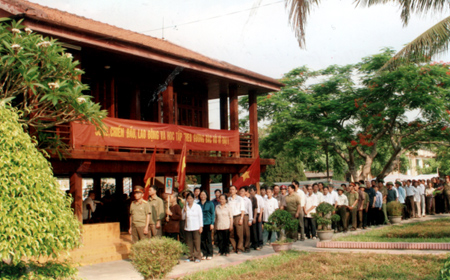 Khu tưởng niệm Chủ tịch Hồ Chí Minh thị xã nghĩa Lộ - địa chỉ giáo dục truyền thống cán bộ, đảng viên và mọi tầng lớp nhân dân học tập và làm theo tấm gương đạo đức của Bác Hồ kính yêu.
(Ảnh: Văn Tuấn)