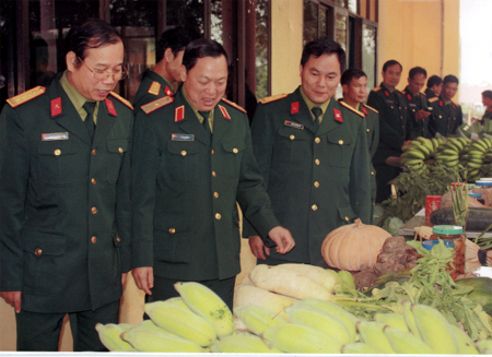 Thủ trưởng Tư lệnh Quân khu 2 thăm quan sản phẩm tăng gia của các đơn vị trưng bày tại Hội nghị sơ kết 5 năm ngành hậu cần quân đội làm theo lời Bác.
