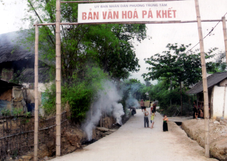 Đường vào bản văn hóa Pá Khết, phường Trung Tâm, thị xã Nghĩa Lộ phong quang, sạch sẽ.
(Ảnh: Đức Phương)