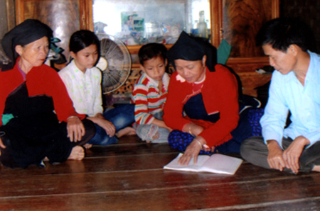 Nghệ nhân La Thị Tý ở thôn Đá Trắng xã Vũ Linh dạy hát Sình Ca cho con, cháu.
