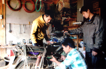 Cửa hàng sửa chữa xe máy của anh Lò Văn Thạch, thôn Lừu 1, xã Hát Lừu huyện Trạm Tấu
