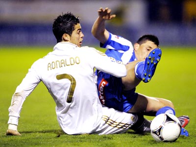 Tiền đạo Cristiano Ronaldo (trái) của Real Madrid tranh bóng với hậu vệ David Malo của Ponferradina.