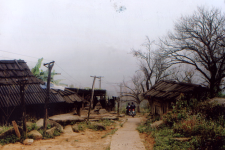 Con đường bê tông lượn quanh thôn Tà Sùa luôn được người dân dọn dẹp sạch sẽ.