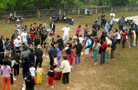 Thi kéo co là môn thể thao được nhân dân phố Tân Trung 2, phường Minh Tân tham gia nhiệt tình trong các lễ, hội ở khu dân cư.