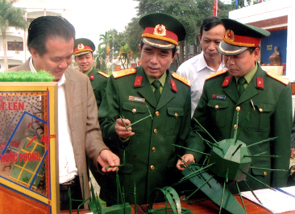 Thủ trưởng Bộ CHQS tỉnh Yên Bái và các ban, ngành thăm mô hình học cụ phục vụ huấn luyện.
(Ảnh: Văn Trung)

