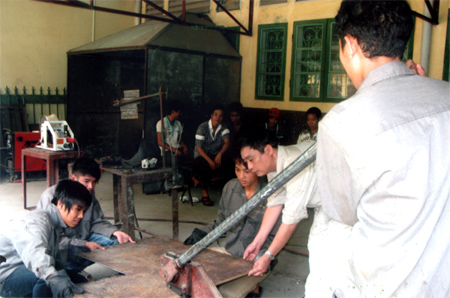 Sinh viên Lớp Hàn, Trường Cao đẳng Nghề Yên Bái thực hành cắt sắt.
(Ảnh: Thanh Ba)