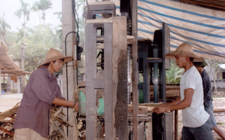 Một cơ sở chế biến gỗ rừng trồng trên địa bàn xã Bảo Hưng, huyện Trấn Yên.