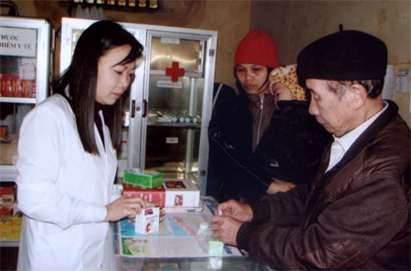 Cán bộ Y tế xã Đại Đồng (Yên Bình) cấp phát thuốc cho người dân.
(Ảnh: Quỳnh Nga)