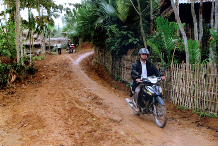 Các tuyến đường mới làm đã giúp người dân xã Bảo Ái đi lại thuận lợi hơn.