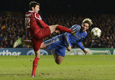 Tiền đạo Fernando Torres (phải, Chelsea) lao người đánh đầu trước mũi giày của Michael Parkhurst (FC Nordsjaelland).