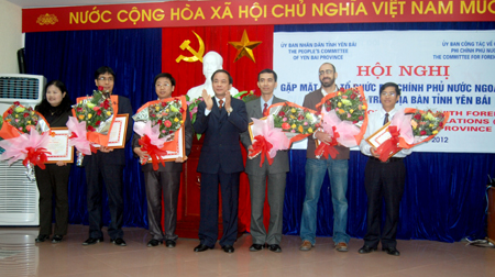 Đồng chí Tạ Văn Long - Phó chủ tịch Thường trực UBND tỉnh Yên Bái trao tặng Bằng khen của UBND tỉnh cho các cá nhân có thành tích trong thực hiện các Dự án phi chính phủ trên địa bàn tỉnh Yên Bái, giai đoạn 2006 – 2011
