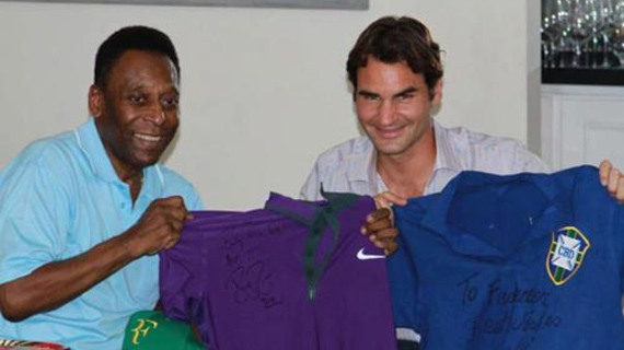 Federer và Pele trao tặng nhau áo đấu.