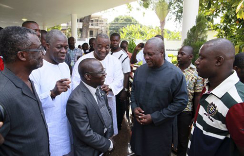 Tổng thống Ghana John Dramani Mahama (giữa, phải) nói chuyện với thành viên Ủy ban Bầu cử Quốc gia Ghana và  các thành viên đảng cầm quyền sau cuộc họp báo tại dinh tổng thống ở Accra, Ghana, hôm 9/12.