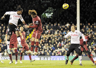 Tiền đạo Rodallega (áo trắng, bên trái) trong pha đánh đầu ghi bàn ấn định chiến thắng 2 - 1 cho Fulham.
