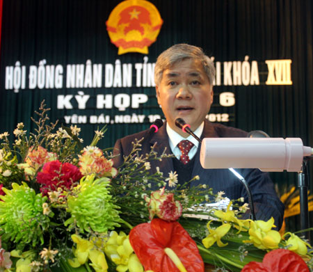 Đồng chí Đỗ Văn Chiến - Ủy viên BCH Trung ương Đảng, Bí thư Tỉnh ủy Yên Bái phát biểu tại kỳ họp.