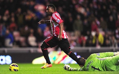 Tiền đạo Stephane Sessegnon vượt qua thủ môn Adam Federici ghi bàn ấn định chiến thắng 3 - 0 cho Sunderland.