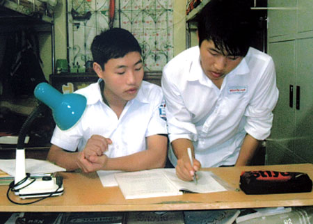Hai anh em mồ côi Hờ A Sánh và Hờ A Lao tự bảo nhau học tại Trung tâm Bảo trợ xã hội tỉnh.
