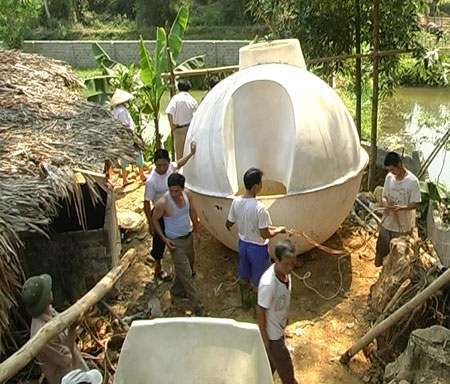 Lắp đặt hầm biogas bằng composite tại xã Chấn Thịnh. 
