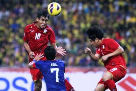 Hai bàn vào lưới Malaysia, tiền đạo Dangda (số 10) vươn lên dẫn đầu danh sách Vua phá lưới AFF Cup 2012 với 5 bàn và đưa Thái Lan vào trận chung kết