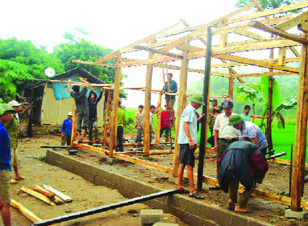 Nông dân xã Nghĩa Phúc giúp nhau dựng nhà 