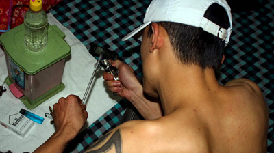 Một thanh niên sử dụng ma túy đá ở Hà Nội.