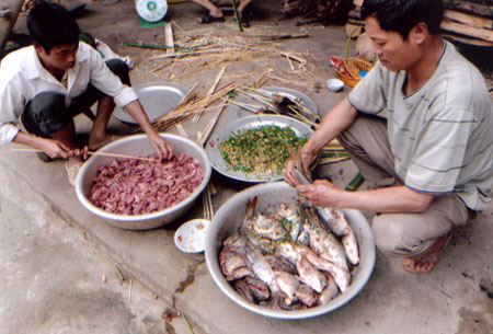 Bà con người Mường, thôn Ao Luông, xã Sơn A (Văn Chấn) Chế biến món cá nướng, thịt nướng trong ngày tết.
