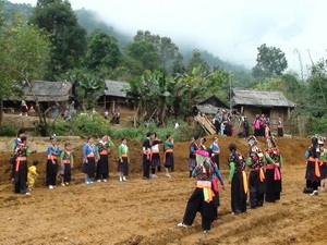 Trai gái H'Mông bản Hua Rốm chơi pa pao.