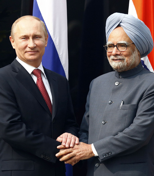 Thủ tướng Ấn Độ Manmohan Singh (phải) tiếp đón Tổng thống Nga Vladimir Putin.