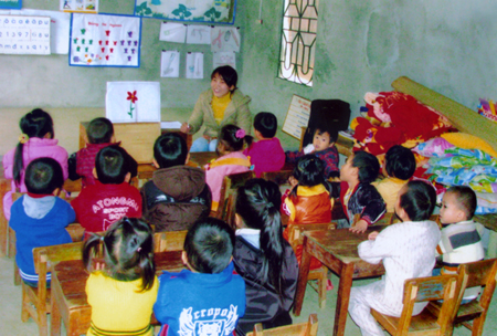 Một giờ học của các cháu lớp mầm non 3 đến 5 tuổi ở điểm trường Khe Quyền, xã An Bình.