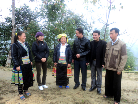 Lãnh đạo huyện Trạm Tấu vận động đồng bào Mông xã Phình Hồ ăn tết Nguyên đán.