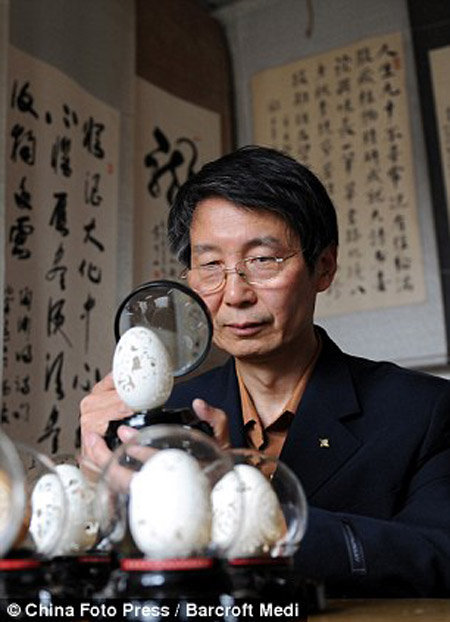 Dưới đôi bàn tay khéo léo của ông Wen, vỏ trứng trở thành một tác phẩm cực kỳ tinh vi.