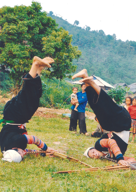 Các chàng trai Mông Suối Giàng (Văn Chấn) luyện tập biểu diễn nhạc cụ.
