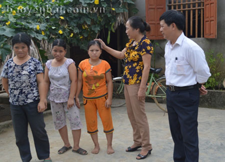 Bà Phạm Thị Hải - Trưởng phòng Lao động, Thương binh và Xã hội Văn Yên thăm các đối tượng bảo trợ xã hội.
