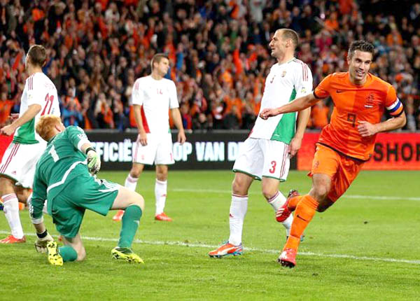 Paul Rooy cho rằng trận đấu giữa Hà Lan và Hungary (áo trắng) đã bị làm độ.