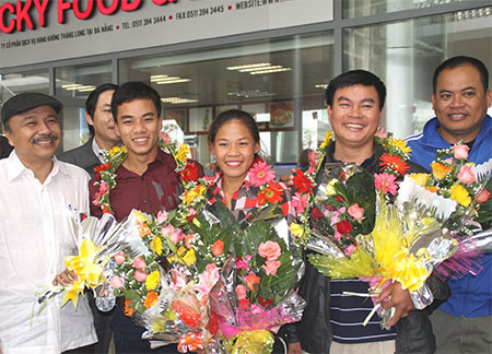 Hai chị em đi bộ Thanh Phúc, Thành Ngưng cùng HLV Trần Anh Hiệp trong một lần chiến thắng trở về