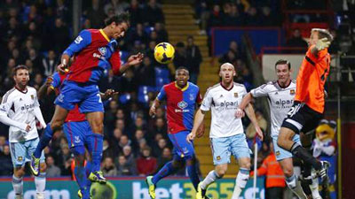 Tiền đạo Marouane Chamakh đánh đầu cận thành hạ thủ môn J. Jaaskelainen của West Ham.