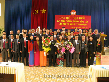 Đồng chí Nông Văn Lịnh - Chủ tịch Ủy ban MTTQ tỉnh Yên Bái tặng hoa chúc mừng Ủy ban MTTQ phường Đồng Tâm khóa mới.
