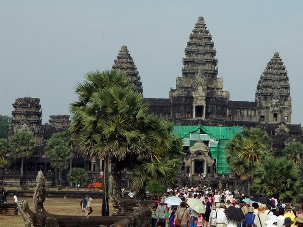 Hoạt động bảo tồn, sửa chữa Angkor Wat được triển khai ngay cả khi đón du khách. (