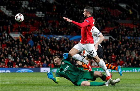 Manchester United: Thi đấu rất thất thường tại đấu trường quốc nội, cơ hội bảo vệ chức vô địch Premier League đối với thầy trò David Moyes gần như đã không còn. Chính vì vậy, Champions League là cơ hội duy nhất cho “quỷ đỏ” tránh khỏi một mùa giải thất bại thê thảm. Tuy nhiên nhìn chung sự thay đổi trên băng ghế chỉ đạo khiến MU không còn có được sự ổn định như trước.