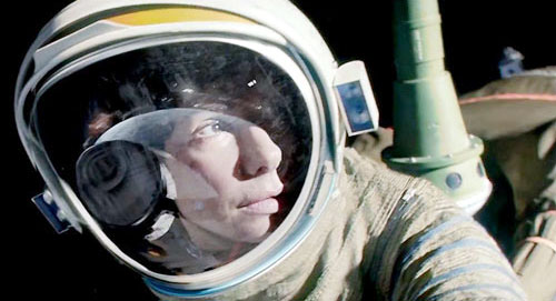 Nữ diễn viên Sandra Bullock trong Gravity
