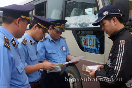 Thanh tra giao thông tăng cường kiểm tra hoạt động vận tải hành khách.

