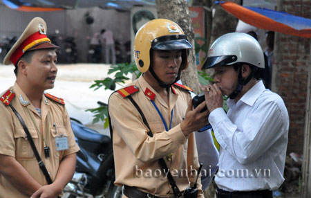 Nhiều chuyên đề lớn đã được cảnh sát giao thông thực hiện để đảm bảo trật tự an toàn giao thông.
Ảnh: Cảnh sát giao thông kiểm tra nồng độ cồn người tham gia giao thông.